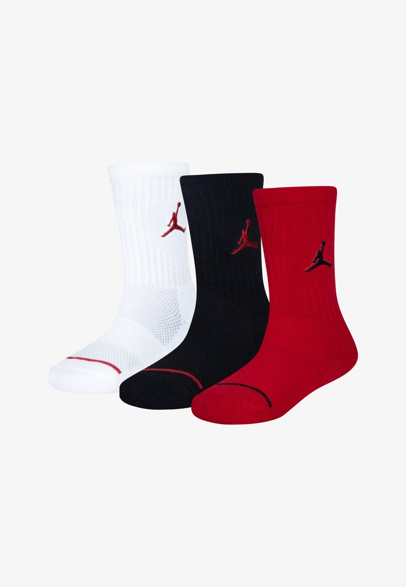 Tres pares de calcetines de tripulación: uno blanco con acentos rojos, uno negro con acentos rojos y uno rojo con acentos negros; todos presentan el logo de Jumpman.