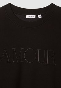 Felpa nera con collo a costine. Presenta la scritta "AMOUR" in rilievo con finitura lucida. L'etichetta mostra il nome del marchio "Terranova" e la taglia "2XL."