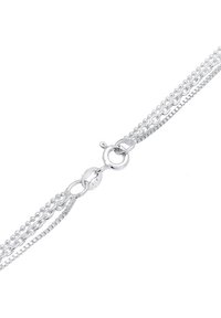 Collier en argent avec plusieurs chaînes entrelacées, doté d'un fermoir de type homard et d'un petit tampon 925 indiquant l'argent sterling. Texture lisse.