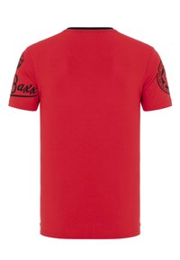 Rotes Kurzarm-T-Shirt aus Baumwolle mit einem runden schwarzen Kragen. Verfügt über schwarze Texte und Grafiken auf der linken Schulter und dem Ärmel.