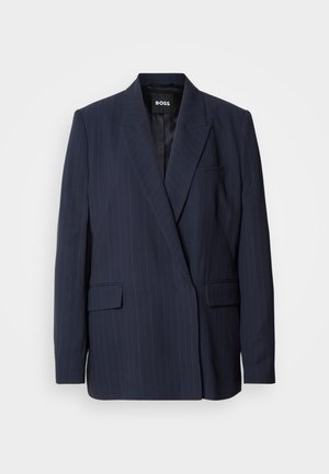 Blazer a righe navy realizzato in tessuto liscio, con revers a punta, due tasche frontali e una tasca sul petto, completamente foderato.