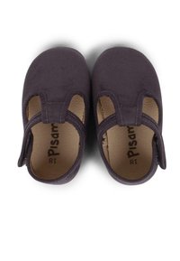 Scarpe morbide di colore viola scuro con punta arrotondata, design con ritagli e fascia in Velcro per la chiusura. L'interno presenta un materiale simile alla pelle di colore beige.