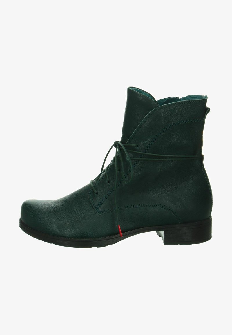 Botas de tobillo de cuero verde con punta redonda, cierre de cordones y un tacón bajo y cuadrado. Los detalles incluyen costuras decorativas y una etiqueta roja en contraste.