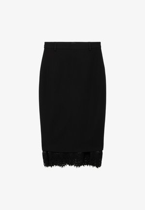 Czarna ołówkowa spódnica z teksturowaną koronkową lamówką. Gładki materiał, dopasowany krój, długość do kolan, z wysokim stanem i bez widocznych zapięć.