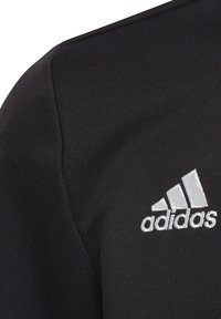Zwart sportshirt met een gestructureerde stof, schuin schoudernaad en een wit geborduurd adidas-logo aan de voorkant.