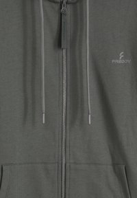 Sudadera con capucha gris con cremallera, hecha de tela suave. Presenta una cremallera plateada de longitud completa y cordones grises. Pequeño logo en la parte superior izquierda del pecho.