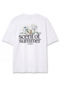 Biały T-shirt z krótkim rękawem z kwiatową ilustracją i czarnym napisem "zapach lata" i "PEGADOR" na plecach.