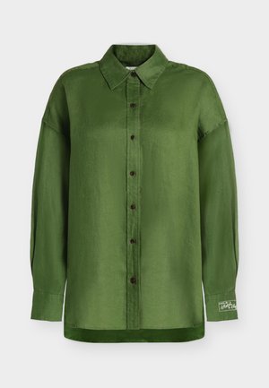 Langärmliges olivgrünes Hemd mit Knopfleiste, Kragen und lockerem Schnitt, mit besticktem Detail am linken Manschettenbund.