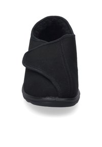 Czarny klapek z miękkim, teksturowanym wierzchem, konstrukcją z krzyżującymi się paskami oraz wyściółką z poduszką. Posiada trwałą gumową podeszwę zapewniającą stabilność.