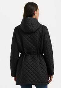 Svart kviltad jacka med huva, åtdragen midja och långa ärmar; texturerad yta med diamantmönster och en avslappnad passform.