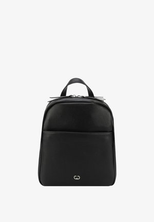 Czarny skórzany plecak o teksturowanej powierzchni, z przednią kieszenią na zamek oraz minimalistycznym srebrnym okuciem. Górny uchwyt ułatwiający przenoszenie.