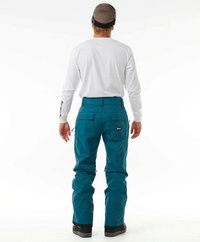 Teal sneeuwbroeken met ritszakken, versterkte naden en verstelbare gaiters. Draag ze met een wit shirt met lange mouwen en een beanie.