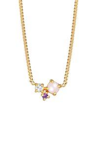 Collana in oro con tre gemme: una pietra rotonda trasparente, un orbe rosa e una pietra a forma di stella viola, tutte incastonate in modo intricato.