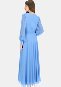 Niebieska sukienka z długim rękawem, z dopasowanym gorsetem, zwiewną spódnicą, plisowanym tyłem i zapięciami na guziki, wykonana z lekkiej, miękkiej tkaniny.