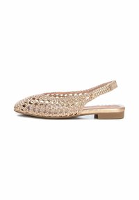 Zapato slingback tejido en tono dorado con punta afilada y suela plana. La parte superior presenta un diseño de encaje y calado para mayor transpirabilidad.