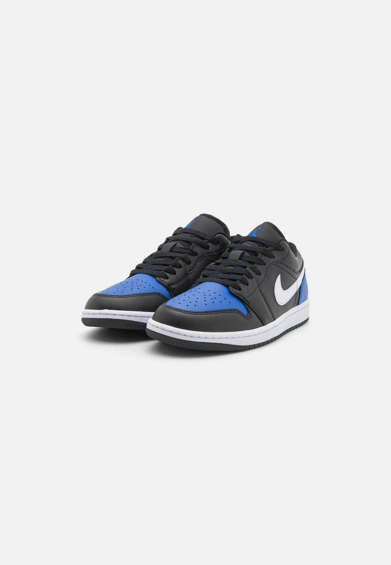 Les baskets Nike présentent une tige en cuir noir avec des accents bleus, un swoosh blanc, une boîte à orteils perforée et une semelle en caoutchouc blanc pour une meilleure adhérence.