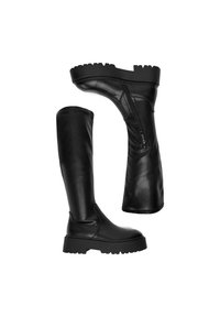 Czarne, skórzane kozaki sięgające kolan z masywną gumową podeszwą. Wyposażone w boczny zamek błyskawiczny i gładką fakturę, podkreślające elegancki, nowoczesny design.