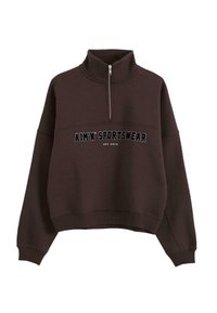 Sudadera de media cremallera marrón oscuro con alto cuello, puños y dobladillo acanalados, y "AIM'N SPORTSWEAR EST. 2013" impreso en el pecho.