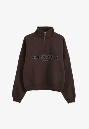 Tmavě hnědá polozipová mikina s vysokým límcem, žebrovanými manžetami a spodním lemem, a s potiskem "AIM'N SPORTSWEAR EST. 2013" na hrudi.