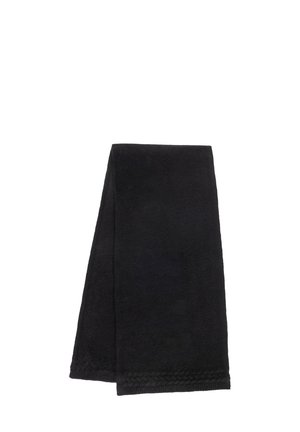 Czarny szalik z miękkiego, teksturowanego materiału. Posiada tkany brzeg z delikatnym wzorem, prostokątny kształt i brak widocznych elementów metalowych.