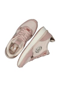 Růžové sportovní boty kombinující síťovaný a semišový materiál, kulatá špička, šněrování a kovové akcenty s texturovanou podrážkou.