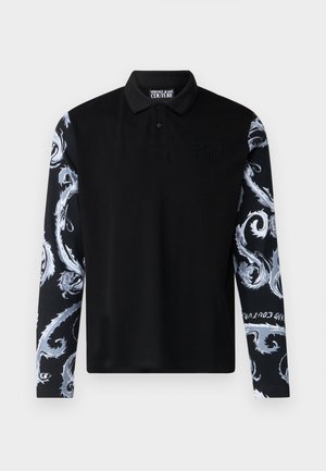 Čierne polo tričko s dlhým rukávom, ktoré má dekoratívny vzor v striebornej farbe na rukávoch a jemne reliéfnym logom vpredu.