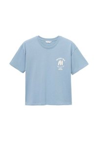 Světle modré bavlněné tričko s krátkým rukávem. Má kulatý výstřih a na přední straně je bílý grafický potisk se nápisem "TAJNÁ VILA."