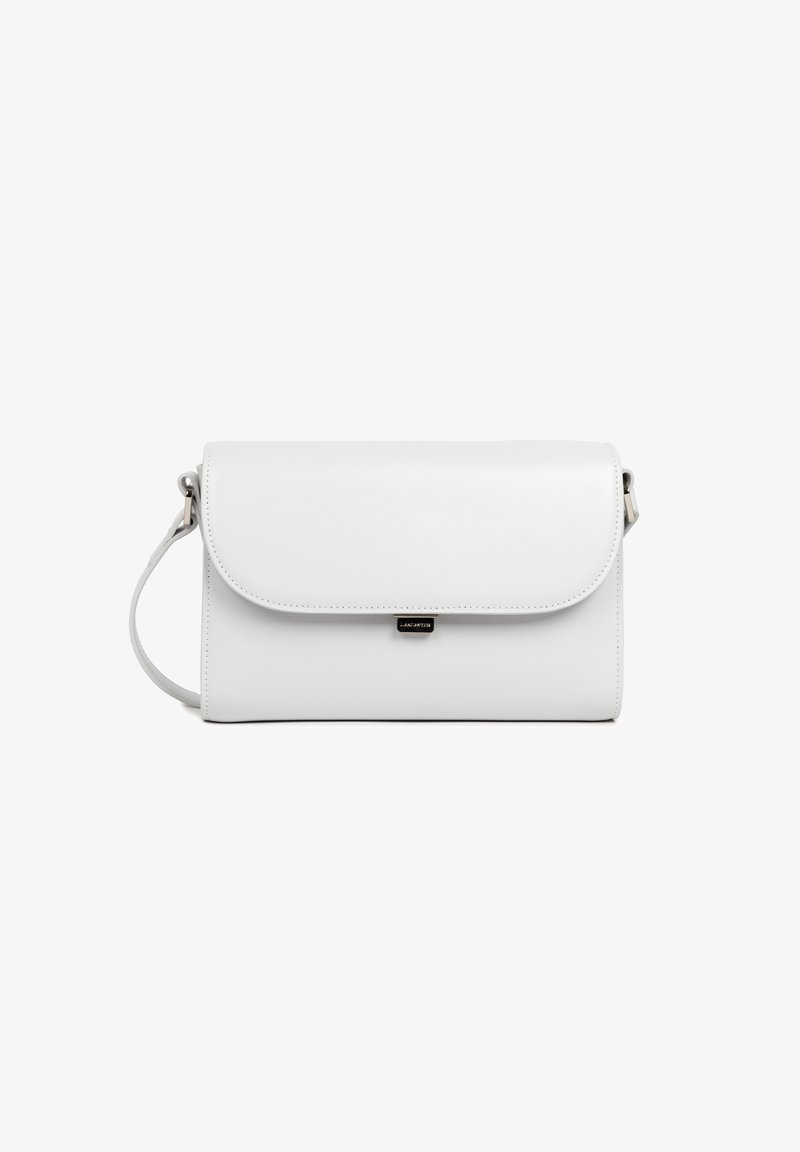 Sac à bandoulière en cuir blanc avec une fermeture à rabat, des coutures discrètes, un accent en métal argenté et une bandoulière ajustable.