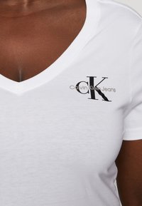 Calvin Klein Jeans CLASSIC SLIM V NECK TEE - Základné tričko - white