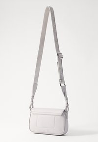 Borsa a tracolla grigio chiaro in pelle testurizzata, forma rettangolare, chiusura con patta e tracolla regolabile con nome del marchio in rilievo.