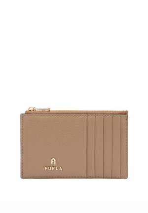 Portacarte in pelle color cuoio con sei fessure per carte, cerniera dorata sulla parte superiore e logo Furla dorato sul davanti.