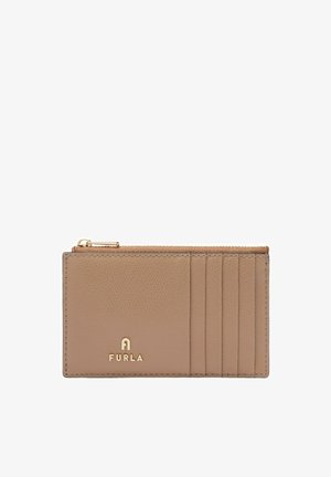 Portacarte in pelle color cuoio con sei fessure per carte, cerniera dorata sulla parte superiore e logo Furla dorato sul davanti.