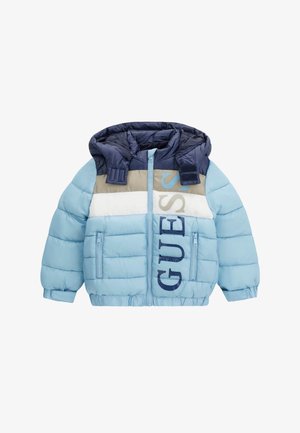 Himmelblaue Steppjacke mit einer marineblauen Kapuze, die ein Farbblockdesign und ein großes "GUESS"-Logo auf der Vorderseite aufweist. Mit Reißverschlusstaschen.