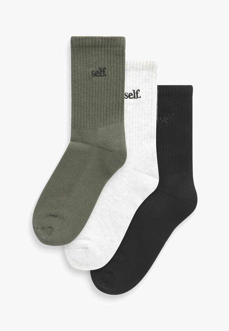 Tre par ribbede sokker i olivengrøn, hvid og sort, med et lille broderet logo på den øverste del af hver sok.