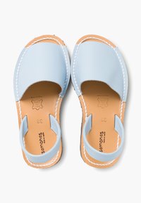 Světle modré kožené sandály se zakrytou špičkou, otevřenou zadní částí a kontrastním bílým prošíváním na přírodní kožené podrážce. Velikost 32.