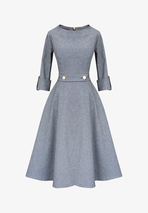 Szara sukienka z dopasowaną górą, rękawami o długości trzech czwartej i rozkloszowanym dołem. Posiada złote guziki i okrągły dekolt. Teksturowana tkanina.