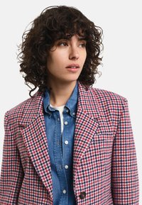 GANT REG HOUNDSTOOTH - Halflange jas - bright red