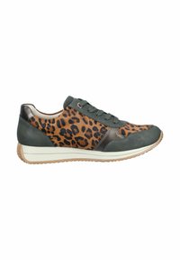 La sneaker à imprimé léopard se distingue par une tige en cuir vert, des lacets gris et une semelle texturée. Les accents comprennent une semelle extérieure en caoutchouc marron.