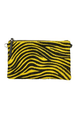 Gele en zwarte clutch met zebraprint van namaakbont met een gladde textuur, voorzien van een ritssluiting en een klein zijlusje om aan te bevestigen.