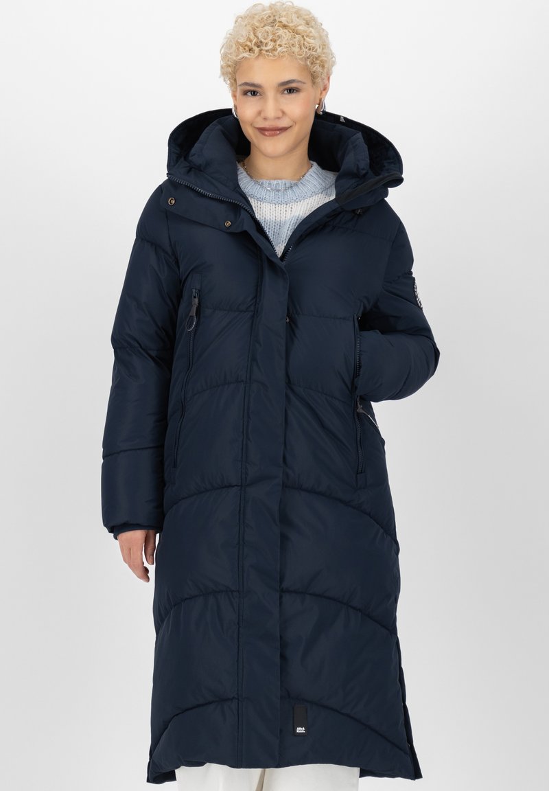 Cappotto lungo puffer blu navy con cappuccio, tasche laterali con zip e texture trapuntata. Presenta un poster con il logo vicino all'orlo. Realizzato in materiale isolante.