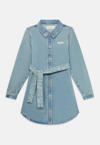 Svetlo modra denim obleka s kragnico, dolgimi rokavi, sprednjimi gumbi in usklajenim pasom okoli pasu. Ima oznako blagovne znamke na prsih.