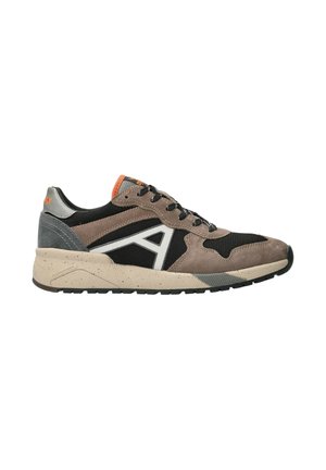 Baskets de sport pour hommes en daim beige, tige en mesh noir, logo latéral "A" blanc, détail orange sur la languette et semelle beige mouchetée.