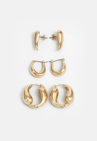 Sæt med tre par guldsørger: to par stud-design og et par hoops-design, der har en glat, blank overflade og organiske former.