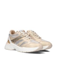 Beige sportieve schoenen met een bovenwerk van mesh en synthetisch materiaal, reflecterende accenten, gestructureerde panelen en een dikke rubberen zool voor demping en ondersteuning.