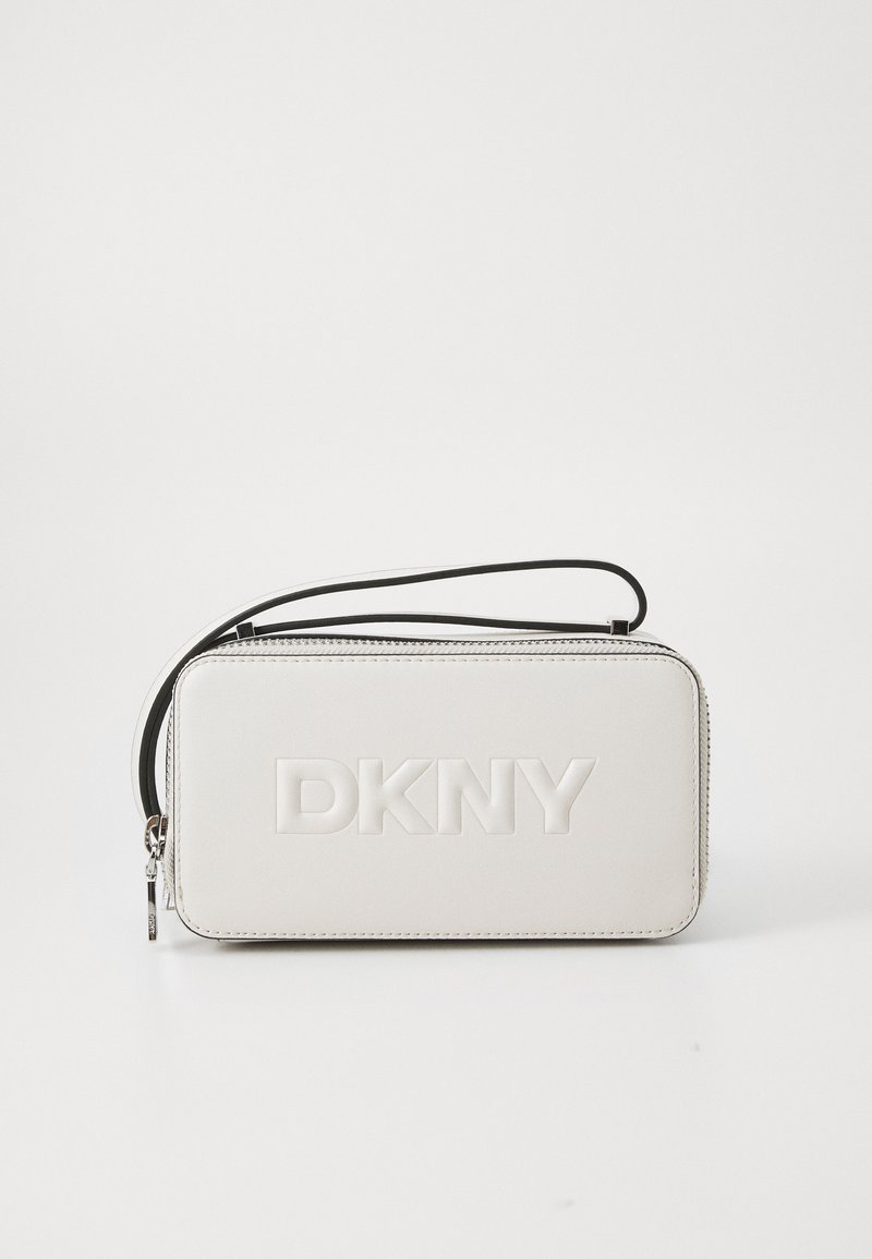 Bílá kožená taštička s embosovaným logem "DKNY", černým zipem a popruhem. Kompaktní obdélníkový tvar s hladkým povrchem.