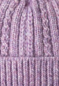 Gaiši violets adīts cepure, izgatavota no mīkstas, teksturētas dzijas. Izceļas ar ribotām un savelktām rakstām, ar smalkām krāsas variācijām visā cepurē.