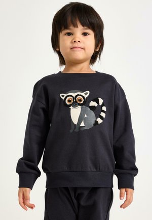 Mörkblå sweatshirt med en plyschtvättbjörns grafik, med stora ögon och randig svans, gjord av bomullsblandat tyg med ribbade muddar.