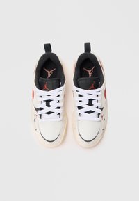 Białe sportowe sneakersy z czarnymi i czerwonymi akcentami. Cholewka z siateczki i syntetyku, białe sznurówki oraz gumowa podeszwa. Posiadają logo na pięcie.