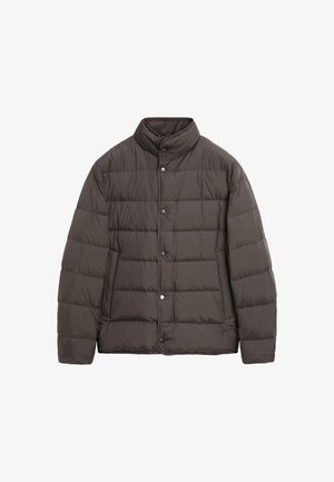 Braune Pufferjacke mit hohem Kragen, gestepptem Design, vorderen Druckknöpfen und seitlichen Taschen. Hergestellt aus einem leichten Material.