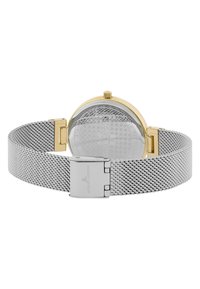 Silverfärgad rustfritt stål mesh klockarmband med ett guldfärgat cirkulärt boett, med en transparent baksida och ett spänne.